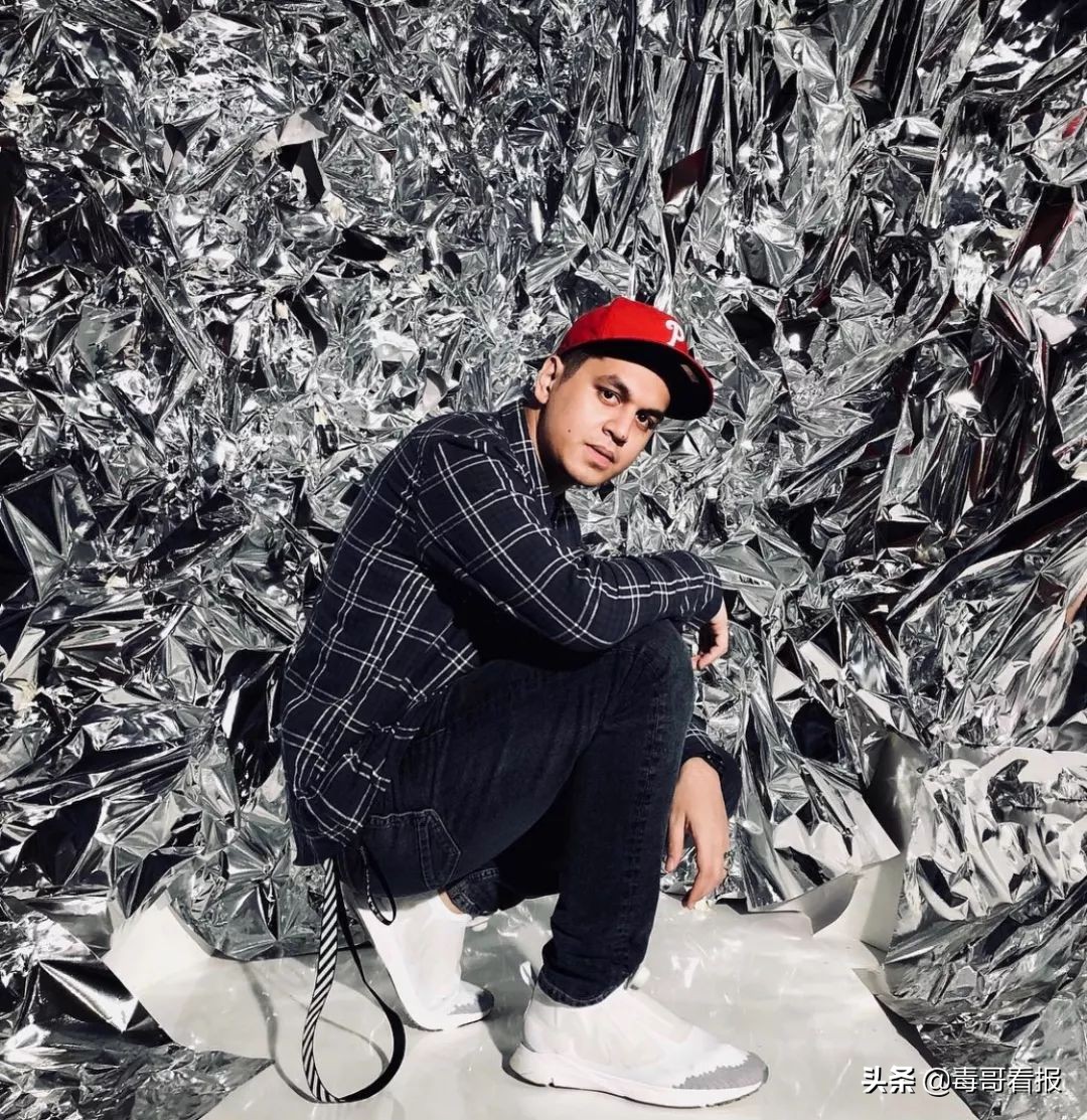 reebok什么意思啊,为什么reebok两个标志