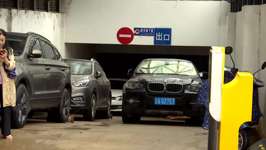 洪水涌入地下车库视频播放,洪水涌入地下停车场