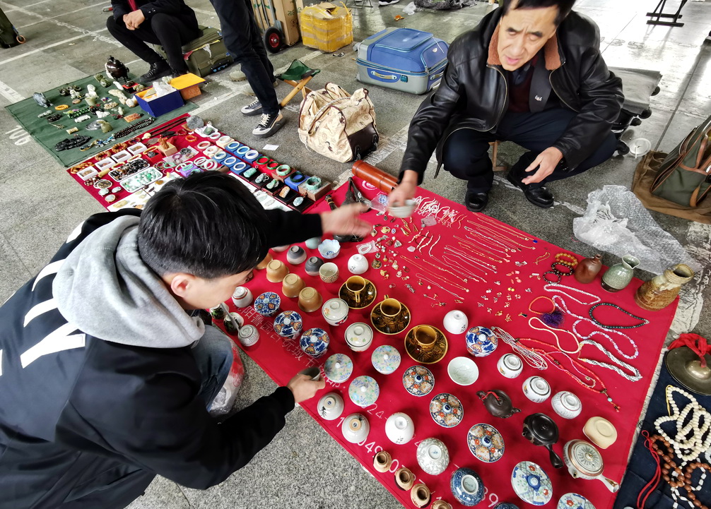 沈阳古玩地摊买日瓷杂货：东西好多，价格好诱人，这是怎么弄来的