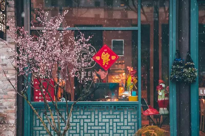 徐州市中心处竟隐藏着一片梅花林，时尚又古香的街区被映成粉色