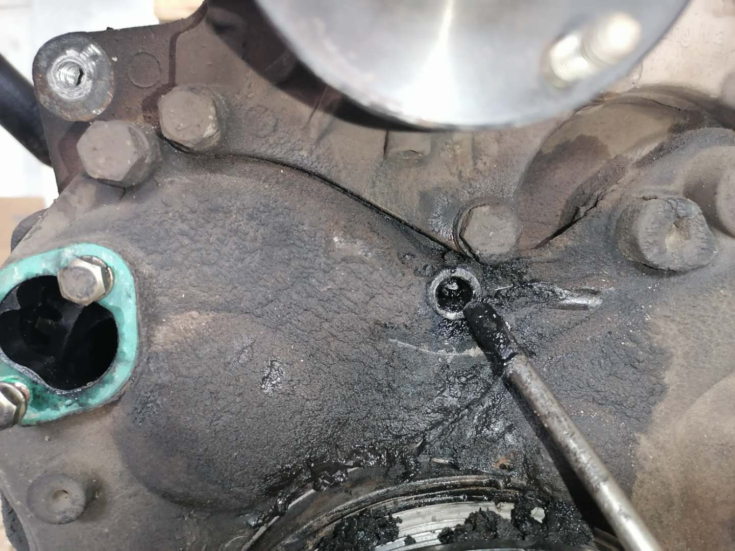 发动机冒白烟蓝烟烧机油,尾气大量冒蓝烟要不要大修发动机