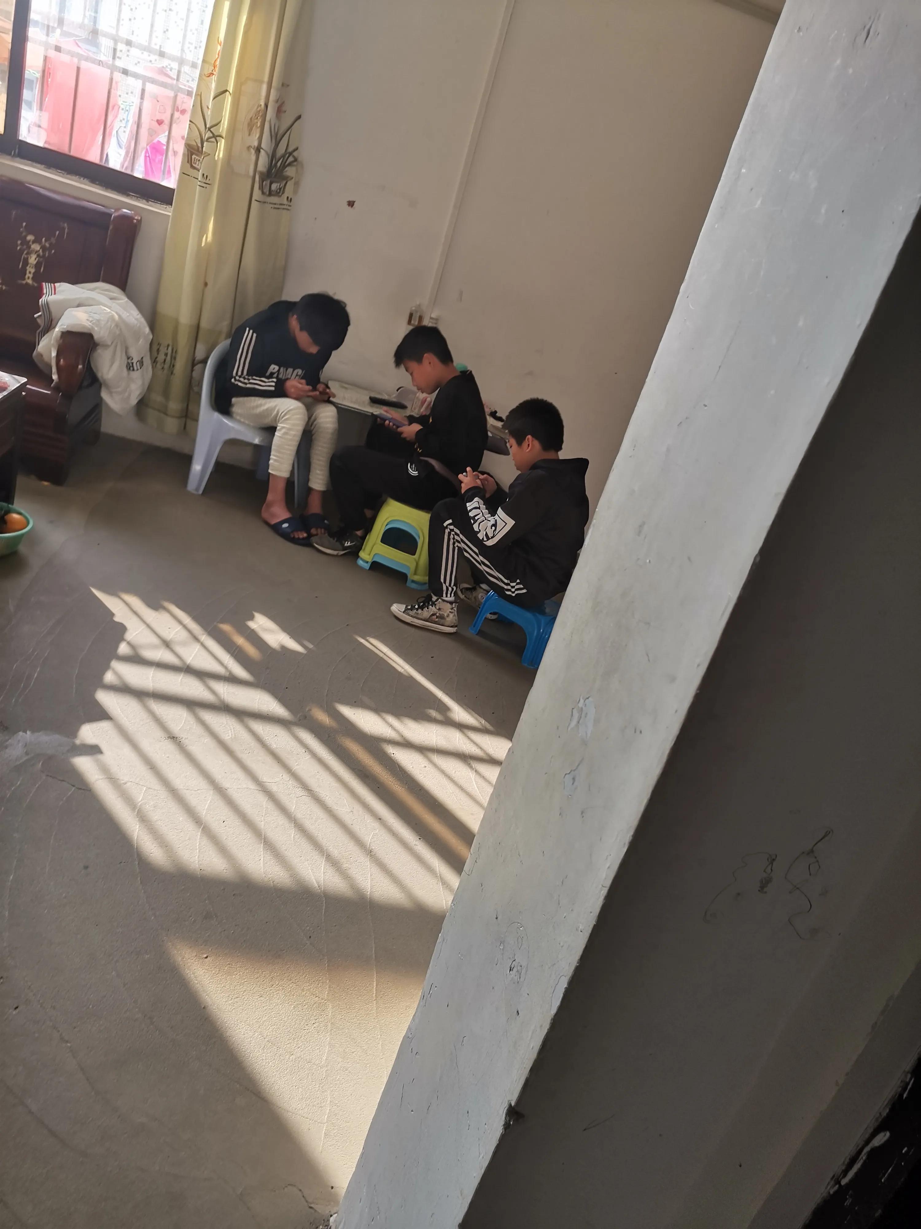 小孩子放假迷上游戏了怎么办？老妈想了一招让他少玩点游戏