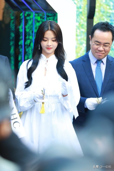 杨超越私服穿裙,韩国人看杨超越水手服少女感爆棚