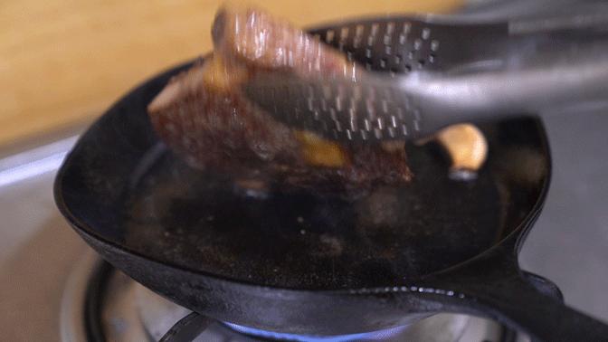 煎牛排大火会糊吗,煎牛排温度高黄油糊了