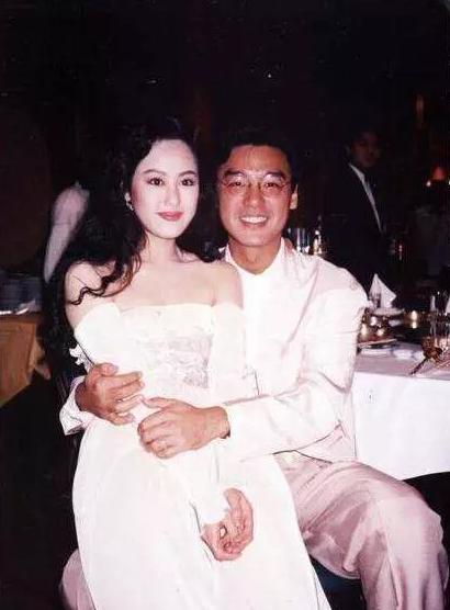 她甩掉钟镇涛，一次交往5个外籍男友，背着上亿钞票行走江湖