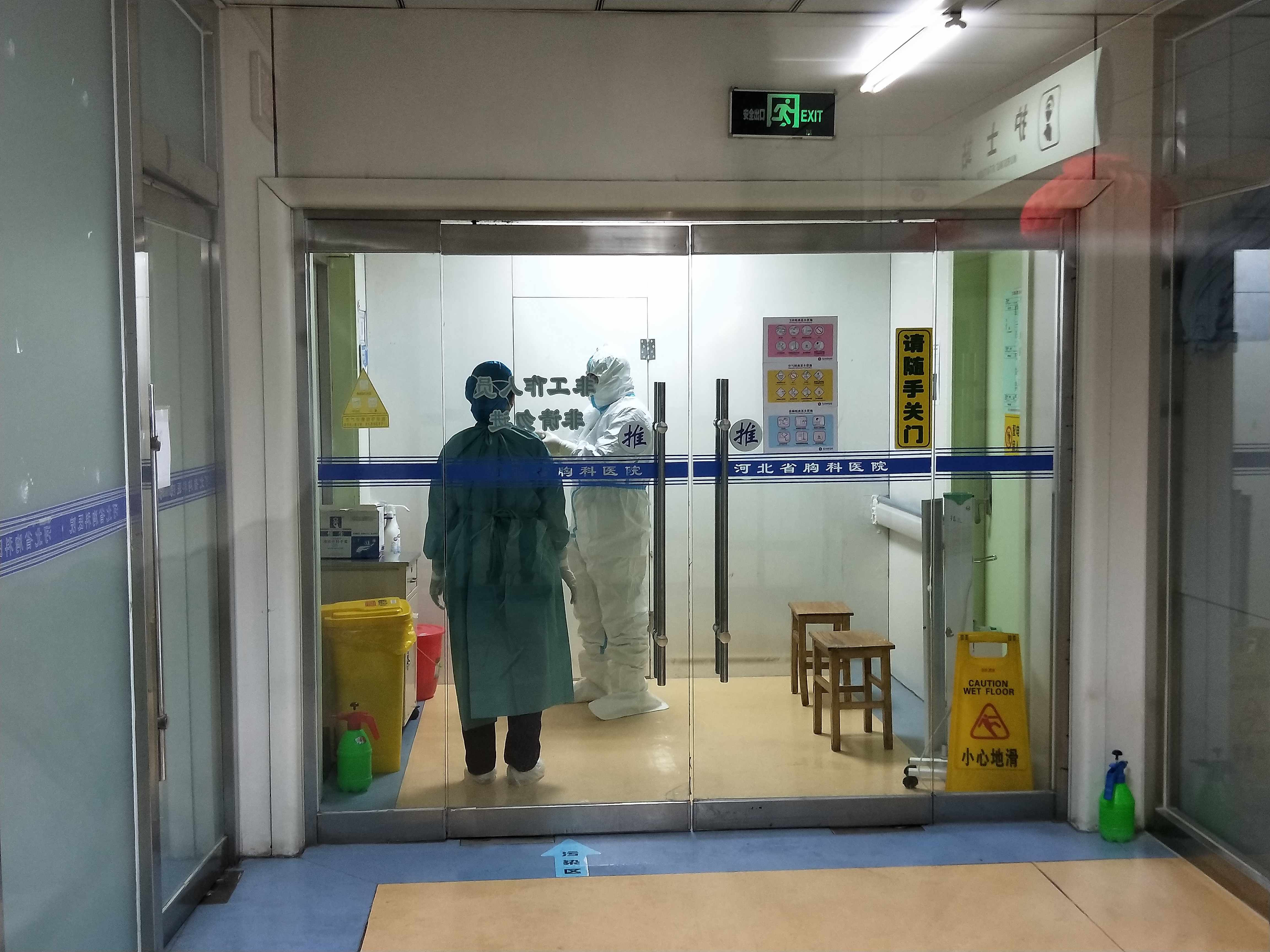 隔离病区直击！脸上压满印迹，穿着纸尿裤上岗…揭秘河北胸科医院18名医务人员的工作日常