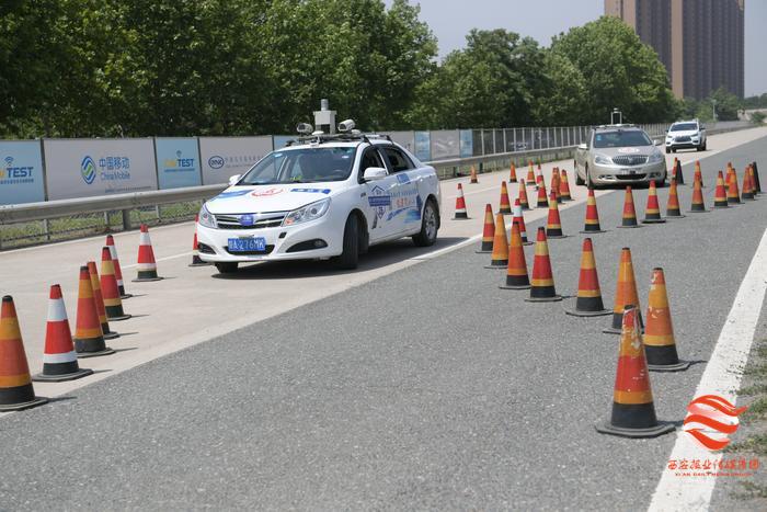 无人驾驶汽车现场演示，定制网约车实现轮椅上下——西安市交通运输行业科技创新最新成果亮相