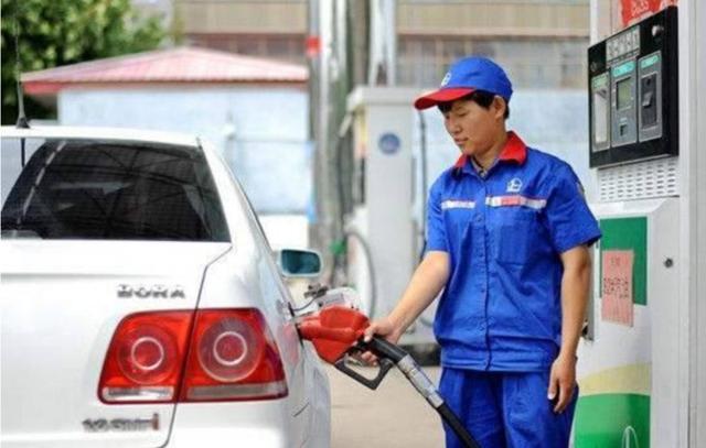 油箱打开里面有气喷出有危险吗,加完燃油宝油箱反气