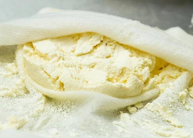 为什么外国人爱吃黄油,黄油是油吗黄油到底是什么