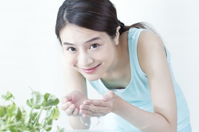 如何去黑头收缩毛孔最简单小方法,阿达帕林凝胶可以去黑头缩毛孔吗