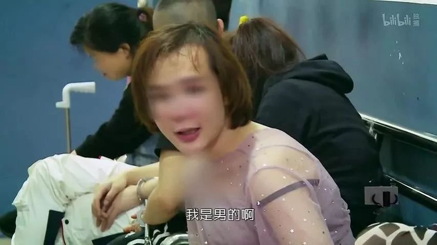聚众吸毒被带回，纠缠之下，“她”的长发忽然掉落