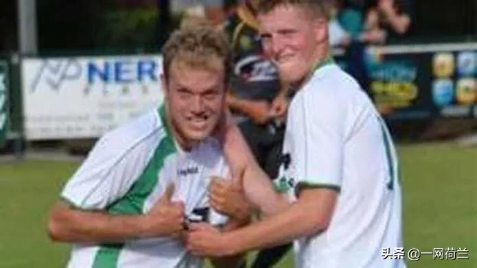 他还年轻，却不幸死在足球场上