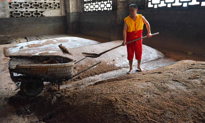 窖藏白酒的技术配方,蒸馏酒设备做固态酒