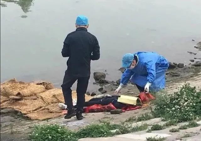 父母吵架孩子被淹死了,女孩和父母吵架了怎么办