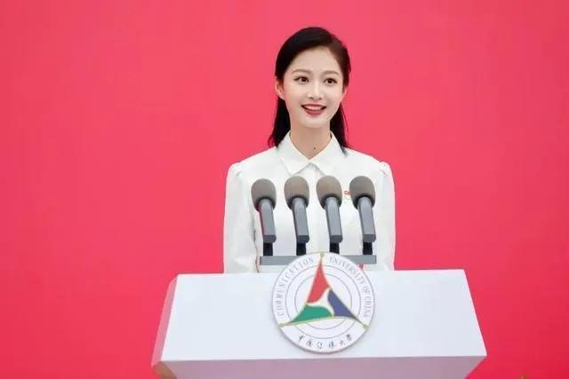 领诵员冯琳朗诵视频,领诵员冯琳再次出圈