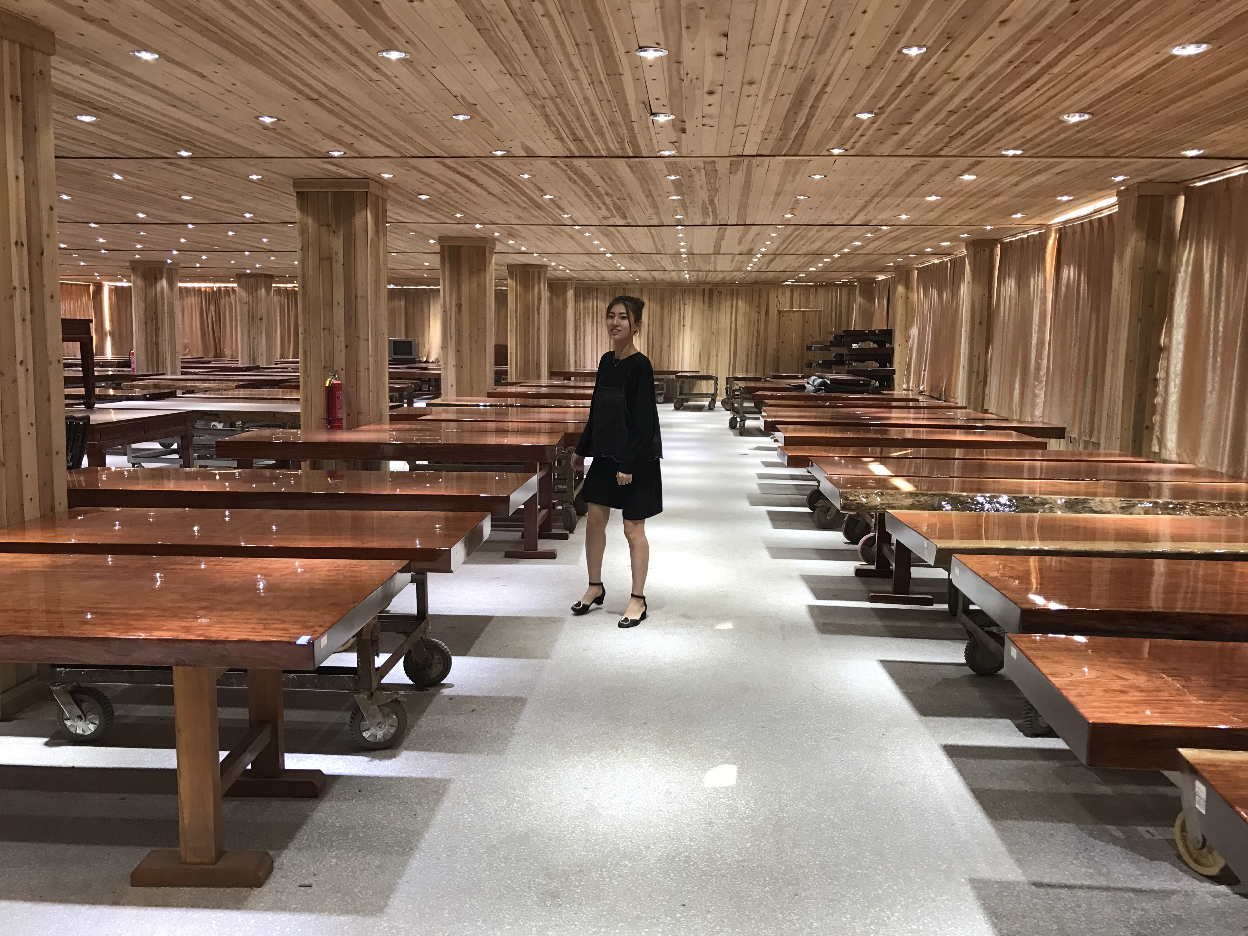 成都土豪50岁娶媳妇，聘礼给70吨，整整5卡车，漂洋过海太浩大