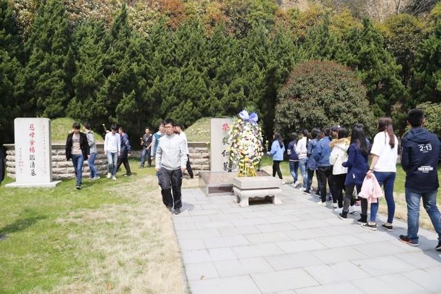 荣毅仁追悼会：规格等同国葬，千人悼念，学生崇拜特意请假来送行