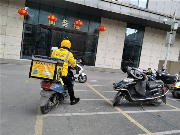 贵阳街头人车稀少，唯有外卖小哥忙碌：“为了大家，我们坚持了下来”