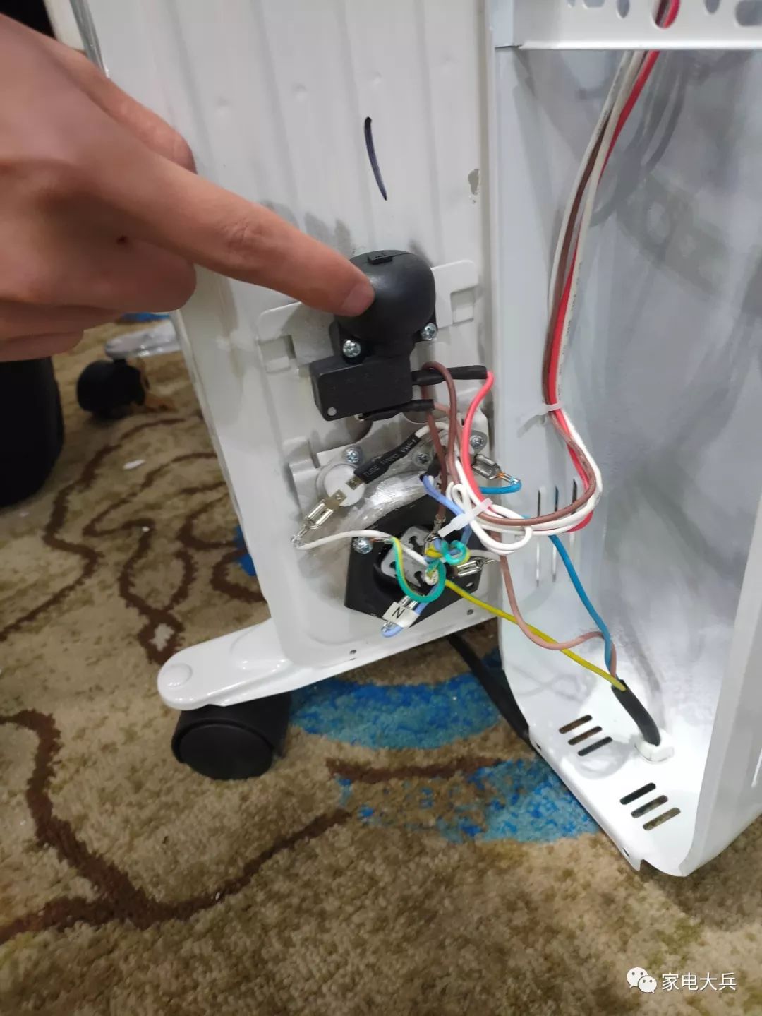 格力电热油汀取暖器拆解测评,美的油汀和先锋取暖器哪个好