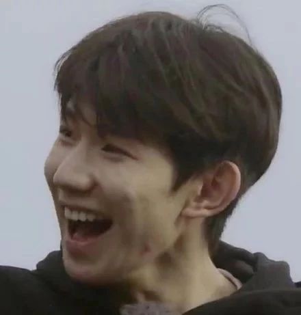 王源抽烟的相关事件引爆网络,王源在抽烟事件后的状况