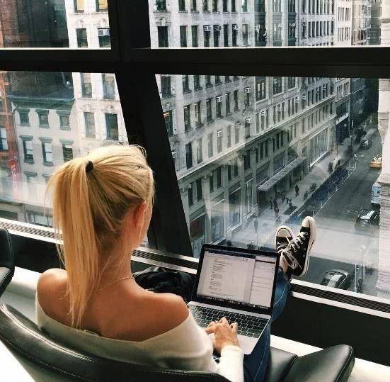 她不仅是众人艳羡的王室公主，更是称霸秀场的ItGirl