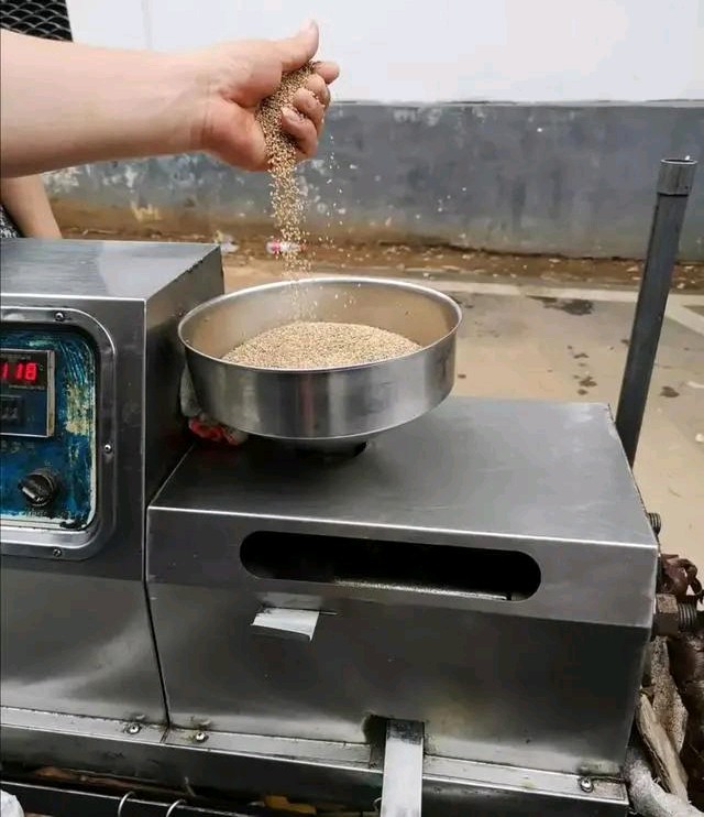 小区来了卖麻油的，老远就闻到香味，原来猫腻在机器里，还好没买