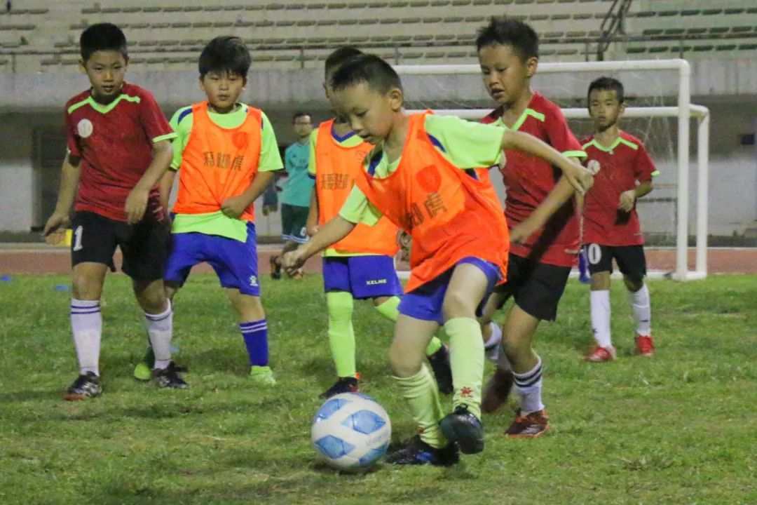 助力青少年足球普及,为青少年搭建篮球训练平台