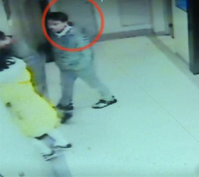 “我在床上衣服都没穿！中介硬闯了进来！”女租客气疯了，对方却说是一出戏