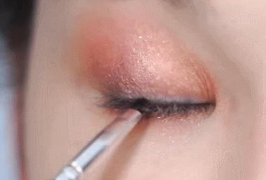 网红眼影盘ins眼影画法,红色眼影和橙色眼影搭配画法