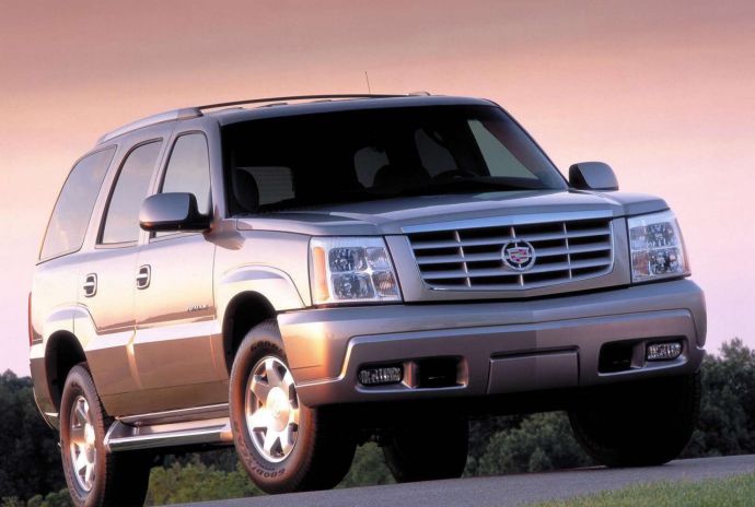 凯雷德对比路虎卫士气场,新款凯雷德的参数配置