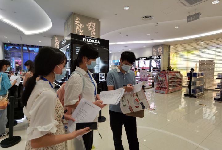 海南学子三下乡：实地调研免税店，助力自贸港建设