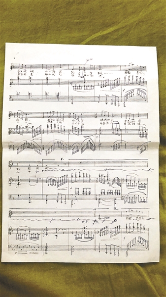 他的葬礼上，*放播**的是他作曲的《我和我的祖国》