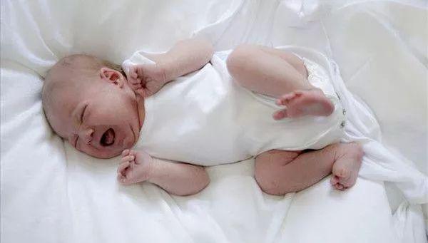 新生儿不吸母乳只能挤出来装奶瓶,宝宝吃习惯了奶瓶不吸母乳咋办