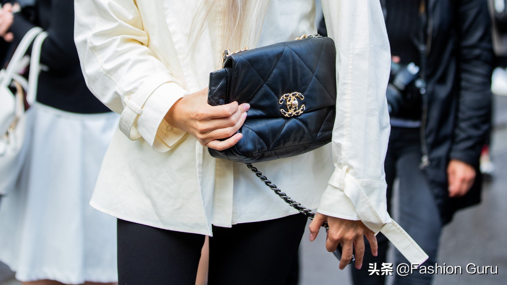 Chanel、LV要涨价后，全球消费者都开始急着排队抢购了