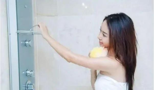 站着排尿对身体有好处吗,洗澡时站着排尿会有哪些麻烦