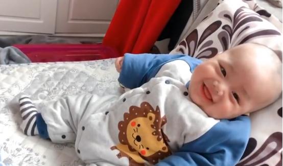 哥哥给弟弟示范吹气球,把气球“吹”跑了,网友:弟弟的笑真治愈