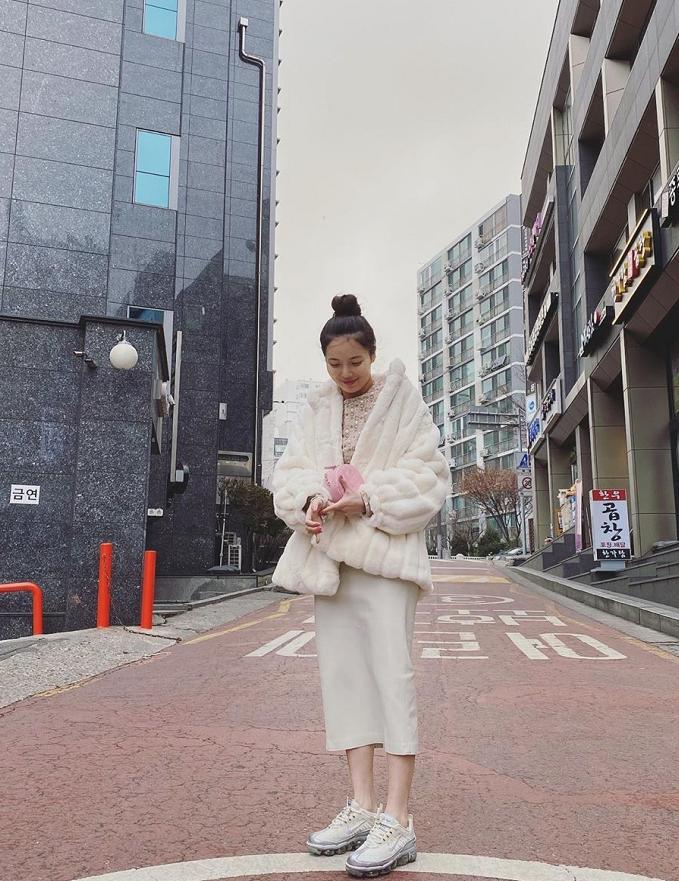 28岁泫雅不听男友劝，运动卫衣硬往裙里塞，一般人不敢轻易尝试