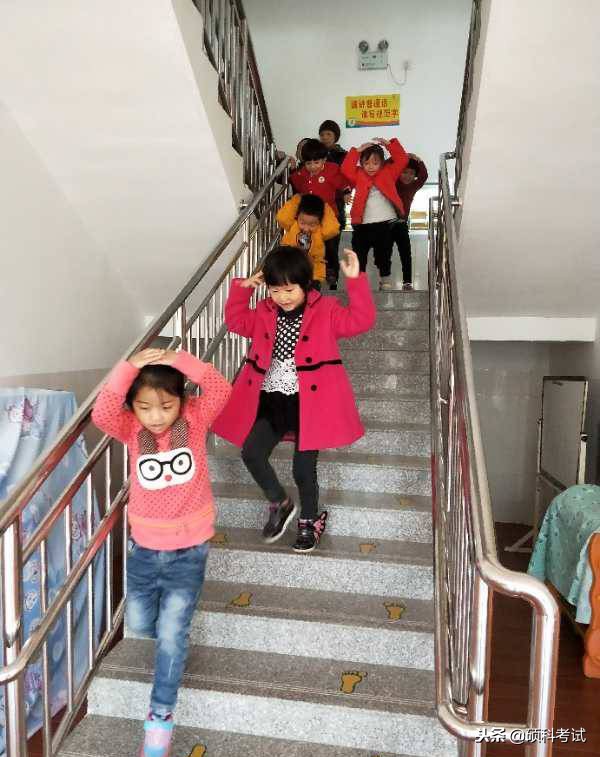 学校地震疏散时的注意事项,学生地震中的逃生法则