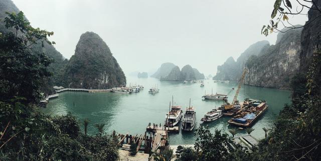 这里虽然风景如画人们生活的却很凄惨没日没夜的追着大船讨生活