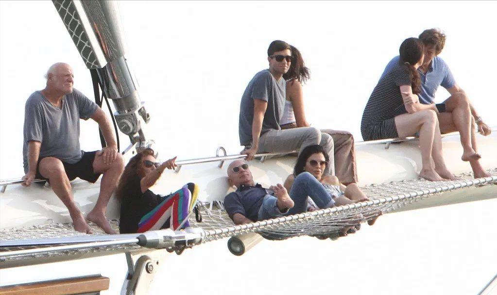 贝佐斯女友当街亲他一脸口红，浑身巨钻，富婆气息，转正的节奏？