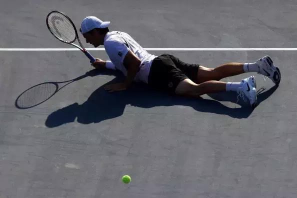 网球球员摔倒,网球拍摔地上反弹接住