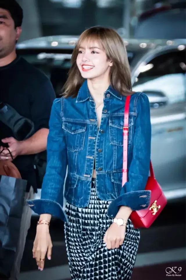 拥有lisa同款铁刘海,拥有香奈儿包包