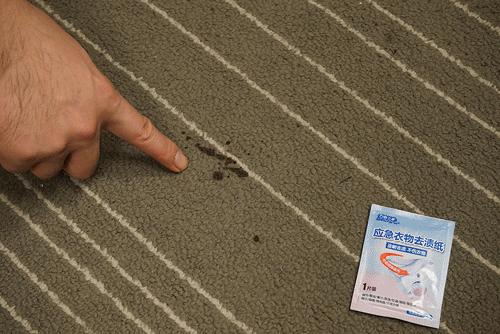 衣服被油渍弄脏了可以用什么弄掉,白t恤发黄油渍怎么洗才能洗白