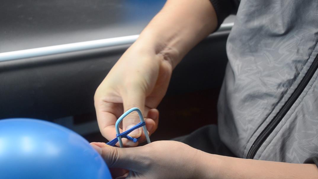 气球怎么打结最简单又容易解开,一个气球打结了怎么解开没有夹子