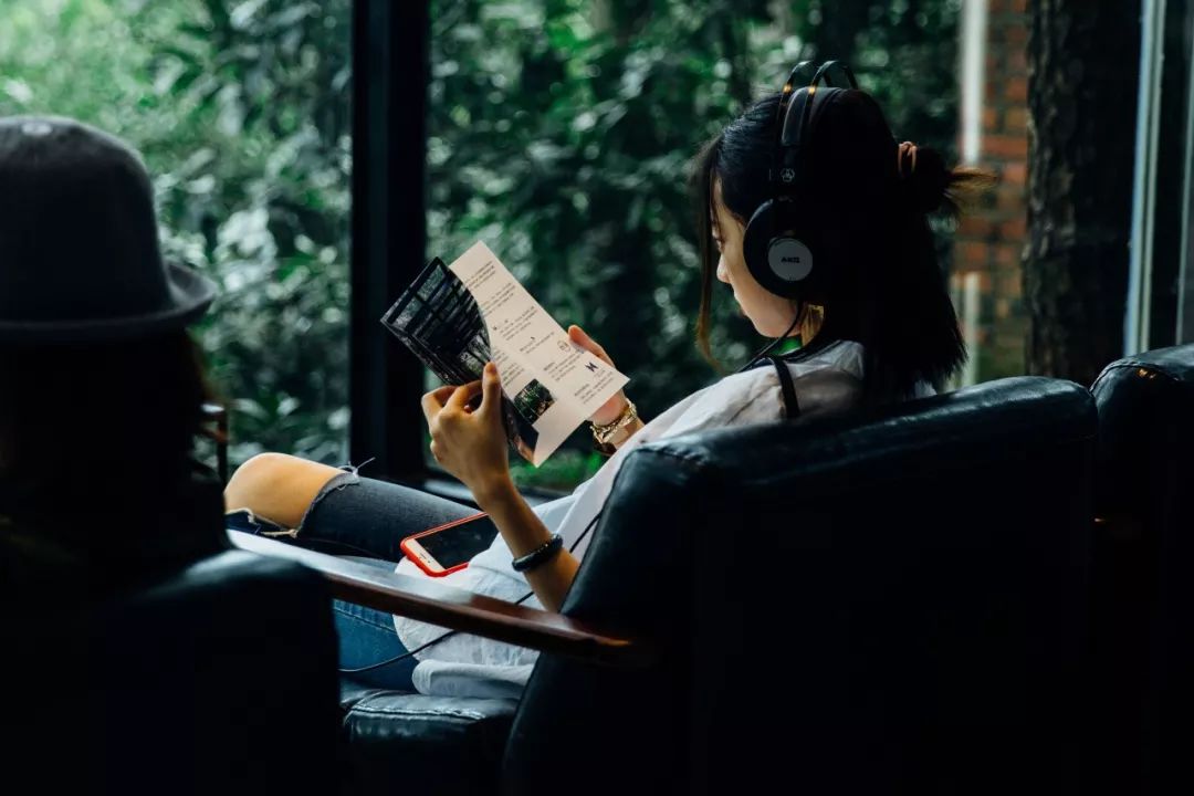 放弃城市40万年薪，夫妻躲进深山造出“最美书店”引600万人围观