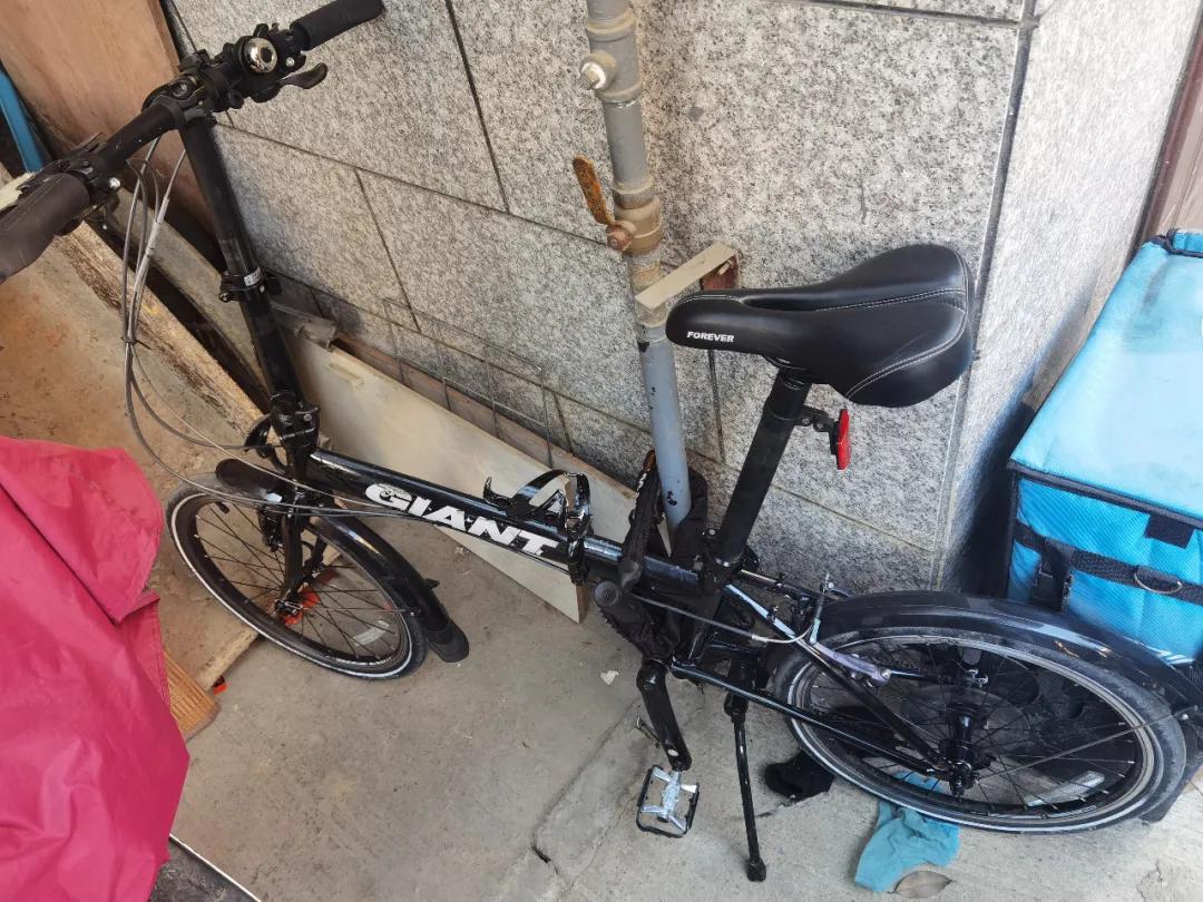 余杭一厨师下班后兼职被抓,厨师为女朋友送礼