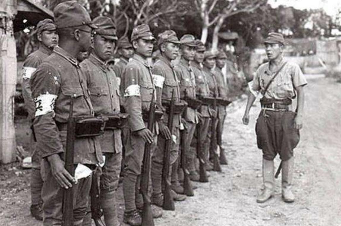 日军帽子上为什么会有一层网,日军帽子为什么有两个帘