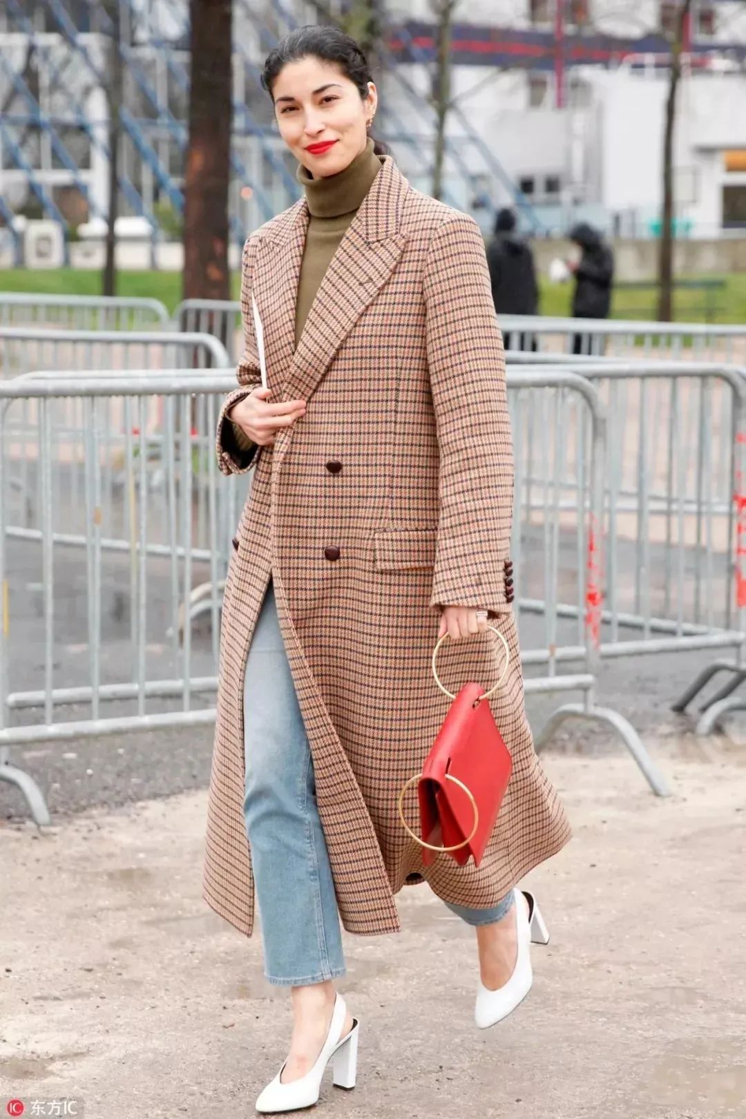 黑白格纹大衣怎么搭配好看,戴帽子黑白格纹大衣怎么搭配好看