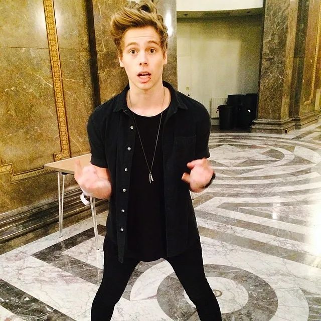 澳大利亚男歌手跟越美混血女星求婚成功