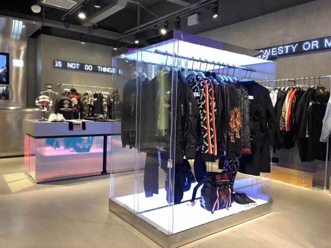 觉得太平鸟、GXG、卡宾不够潮？这个潮流男装可能正对你胃口！